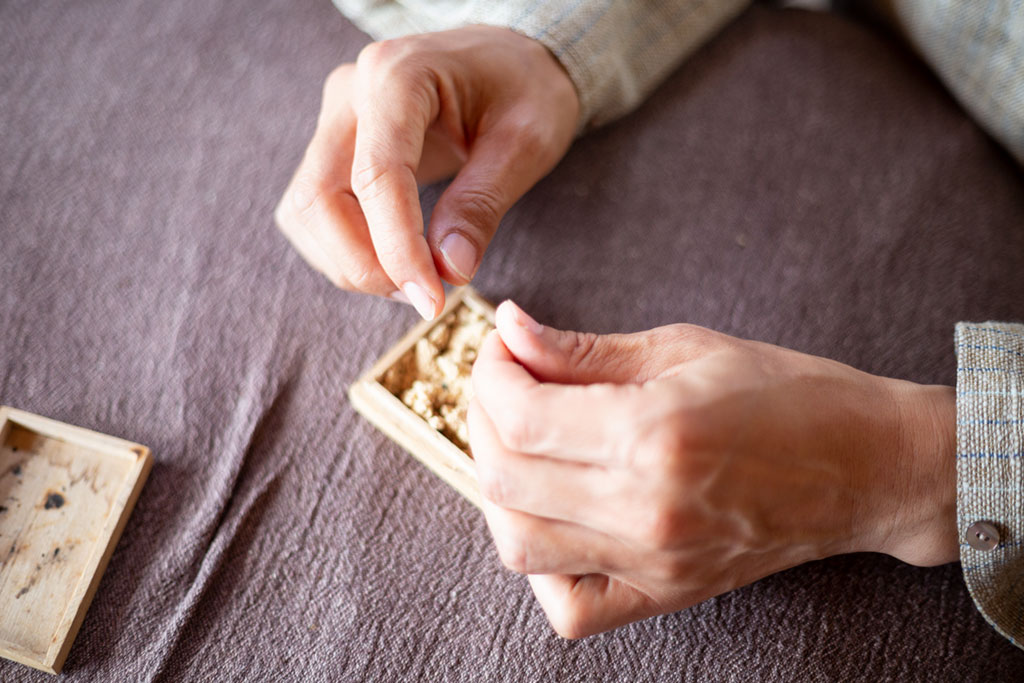 Practitioners use moxa to warm regions and meridian points with the intention of stimulating circulation through the points and inducing a smoother flow of blood and qi.