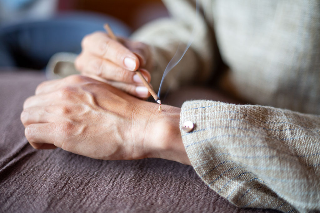 Suppliers usually age the mugwort and grind it up to a fluff; practitioners burn the fluff or process it further into a cigar-shaped stick.